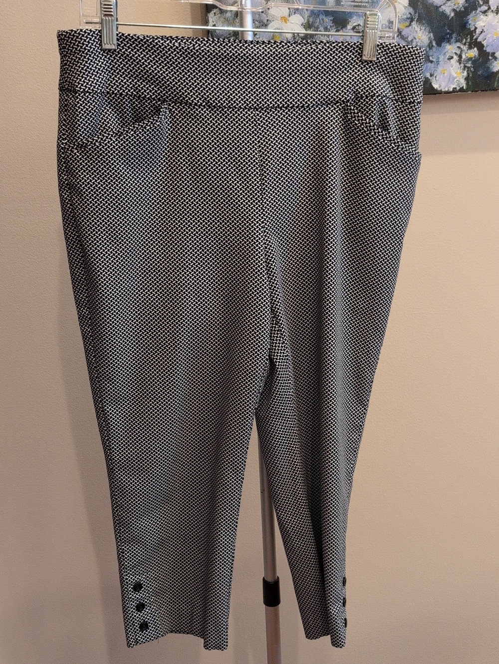 Chico's Black & White Micro-Pattern Pull-On Capri Pants